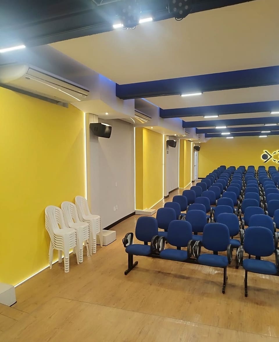 Auditório do Colégio Objetivo após a revitalização luminotécnica