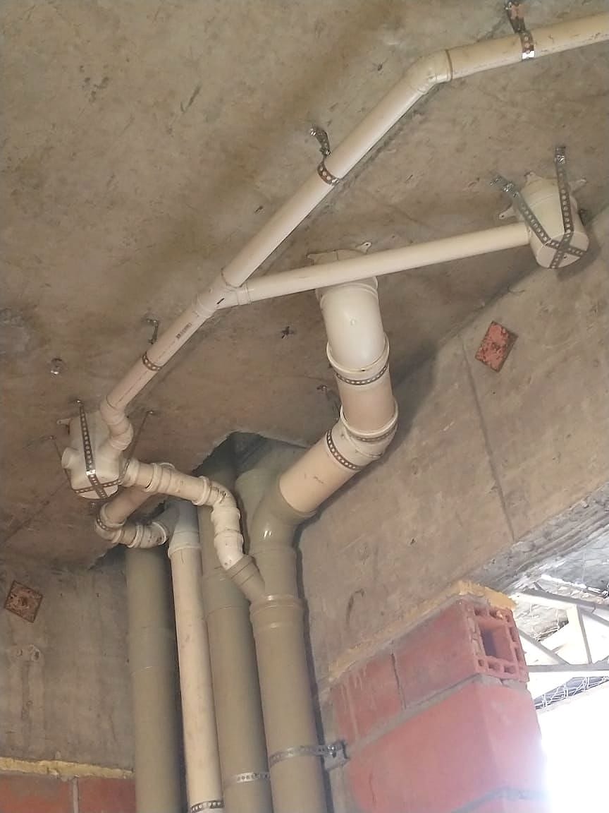 Distribuição de esgoto no teto do Edifício Dom 2425