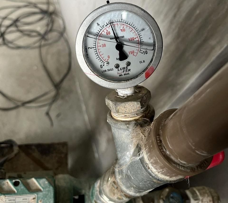 Manômetro durante teste de pressão da rede