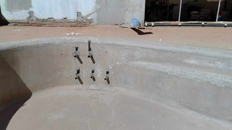 Montagem da piscina do Condomínio Villa Scarpa