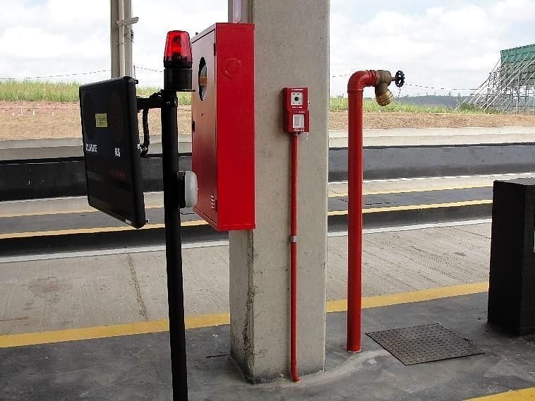 Hidrante, alarme e sinalização na praça de pedágio