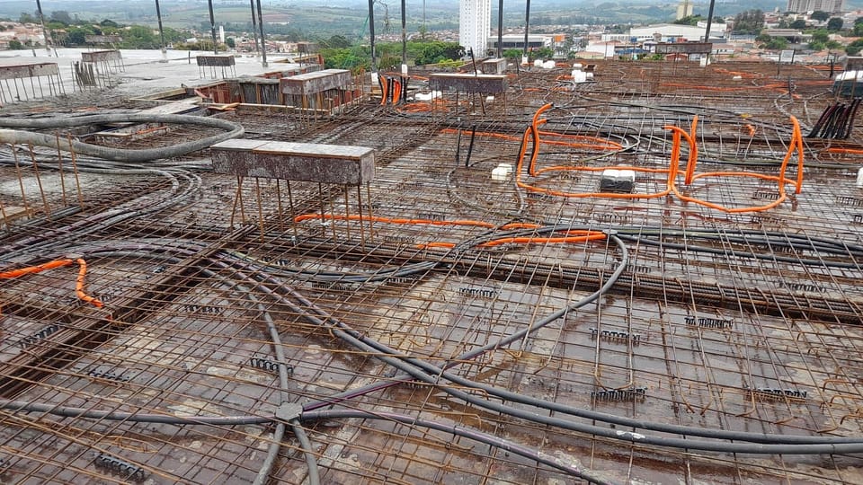 Infraestrutura elétrica em laje, vista do alto