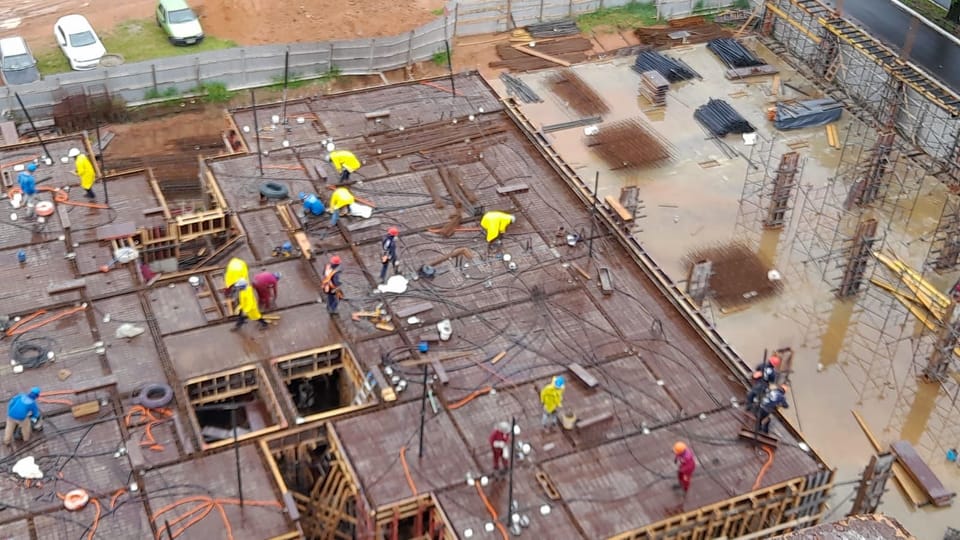 Equipe trabalhando na infraestrutura de uma laje